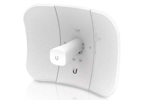 Antena blanca en forma rectangular con botones al centro